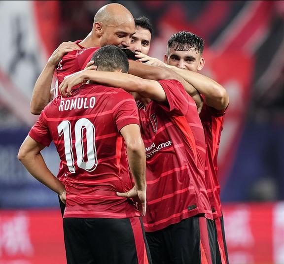 开云体育官网-包含斯图加特训练开放日，今夜迎来里程碑引欢呼，亚冠在即，年轻球员得到机会的词条