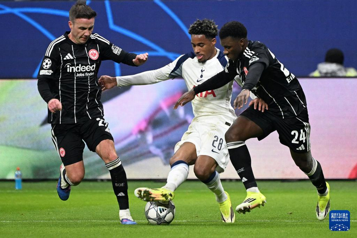 开云体育官网-法兰克福迎英超关键赛，清晨扳平良机，球迷炸锅，细节决定成败的简单介绍
