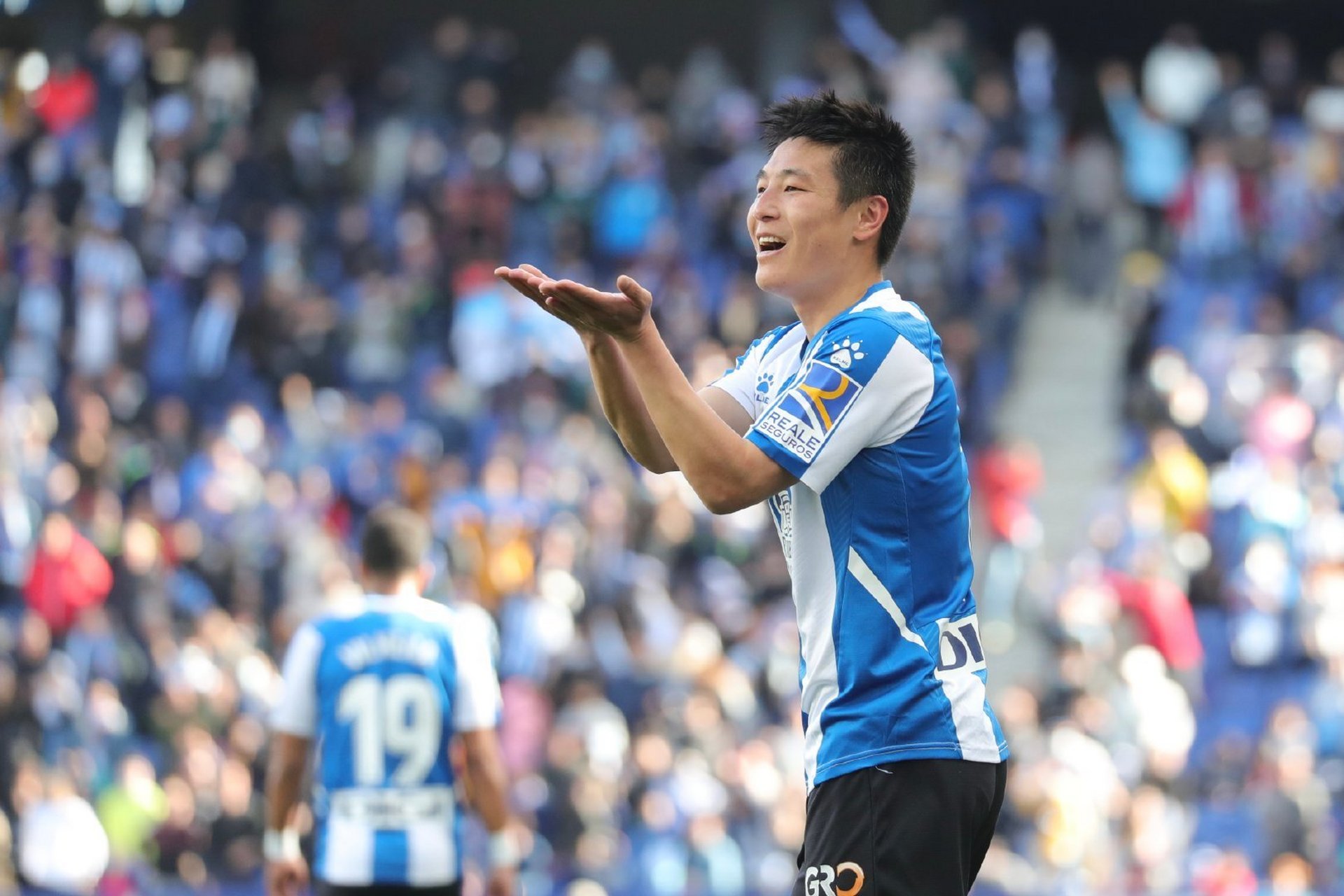 开云体育官网-今夜上海海港备战西甲，更衣室发声细节曝光，质疑声仍在，团队化学反应显著(西甲联赛直播在线观看免费)