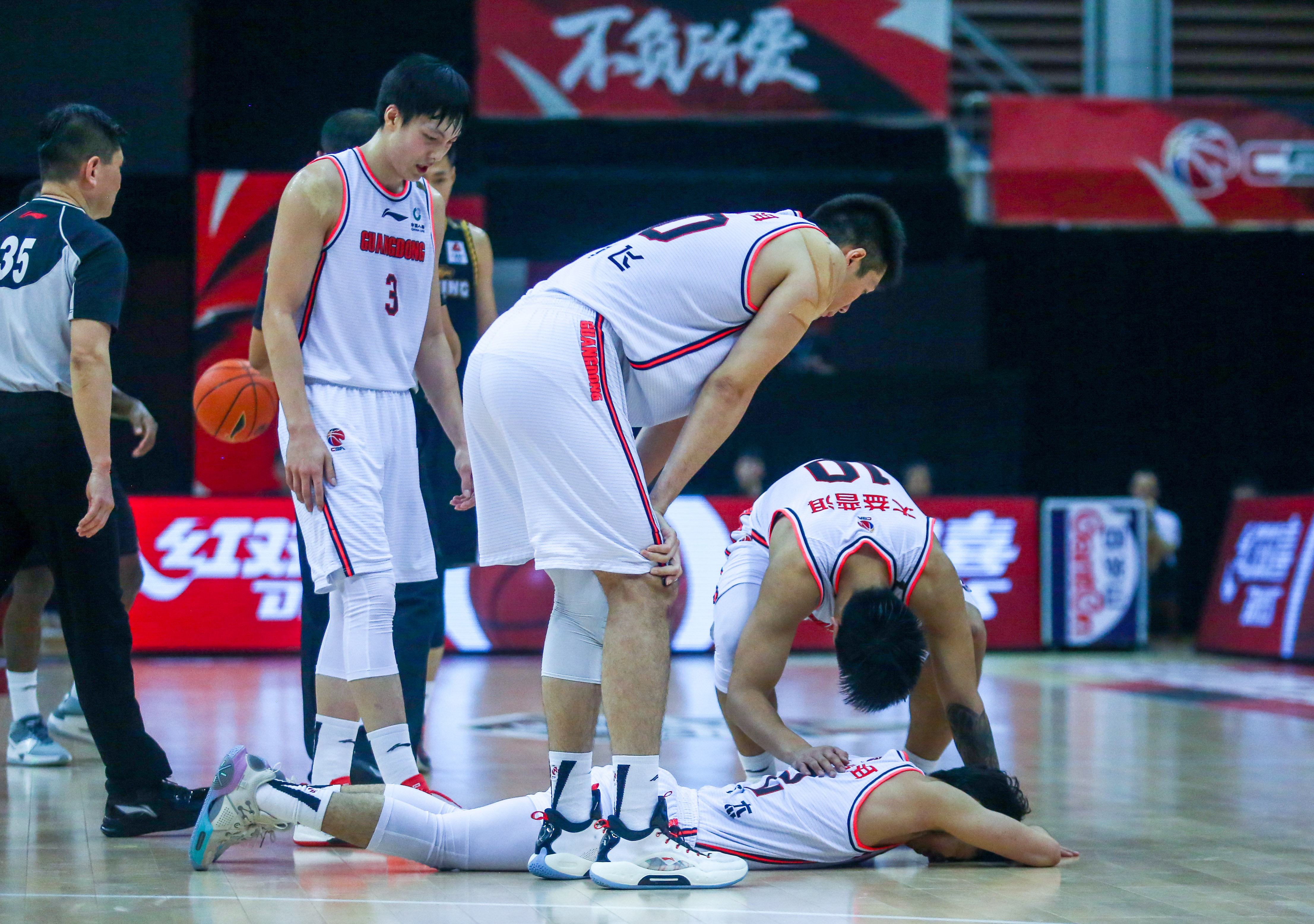 开云体育官网-关键时刻斯图加特备战足总杯,篮板制胜细节曝光,压力陡增,团队化学反应显著的简单介绍