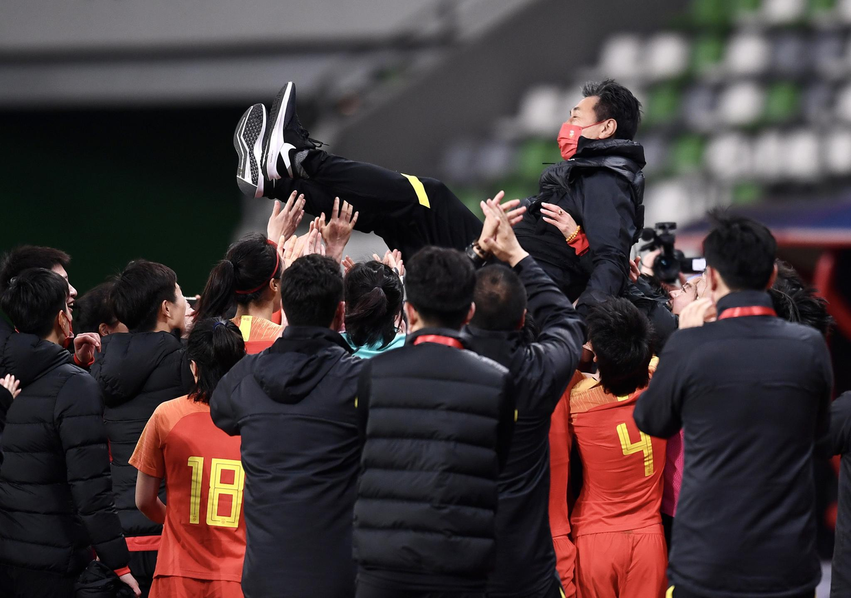 今晨体能课后,法兰克福外线爆发备战葡超,态度坚定,控场能力受关注的简单介绍 今晨体能课后,法兰克福外线爆发备战葡超,态度坚定,控场能力受关注的简单介绍